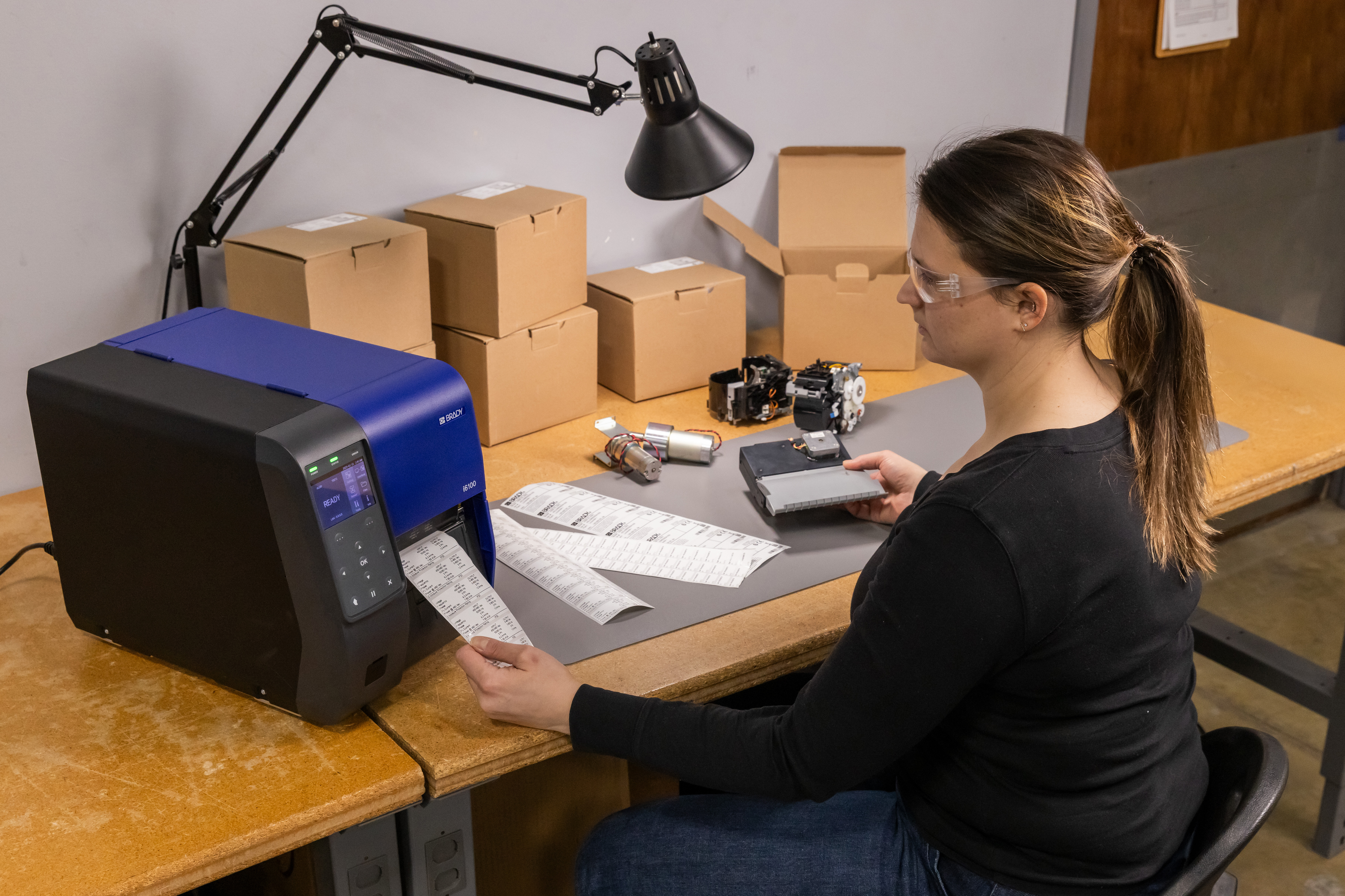 Drukarka z etykietami na stole