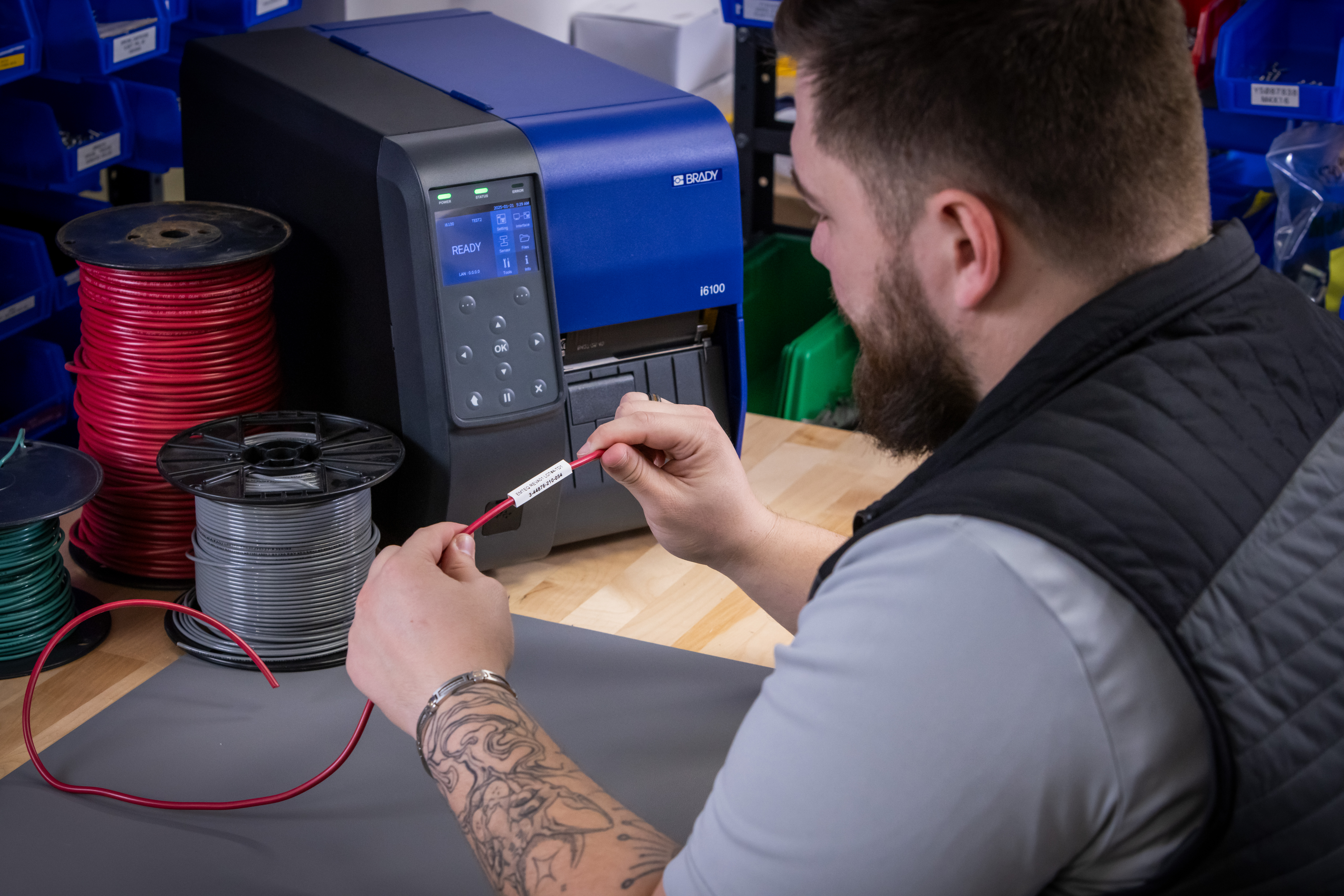 Drukarka na stole z kablem.