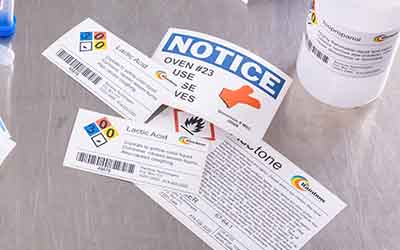 Różnorodne kolorowe etykiety laboratoryjne.