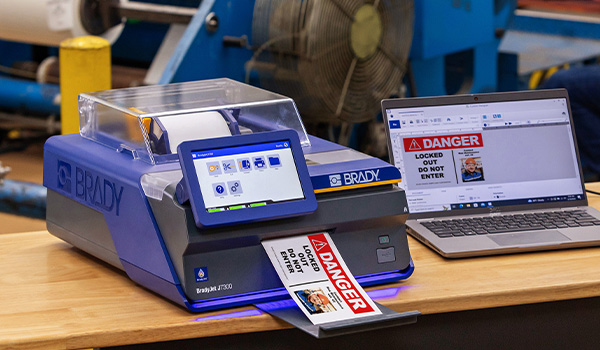 Drukarka J7300 na biurku w zakładzie produkcyjnym.