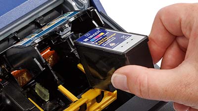 Osoba umieszczająca kasetę z tuszem.