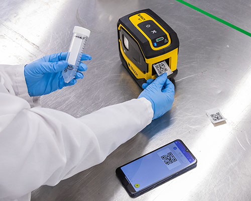 Wydruk etykiety na fiolkę z kodem QR na drukarce M511.