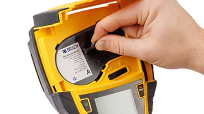 Ładowanie rolki materiału etykiet do drukarki M710.