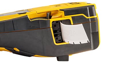 Porty USB-A i USB-C z boku drukarki M710.