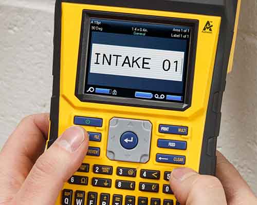 Osoba pisząca na klawiaturze drukarki M610 za pomocą obu kciuków.