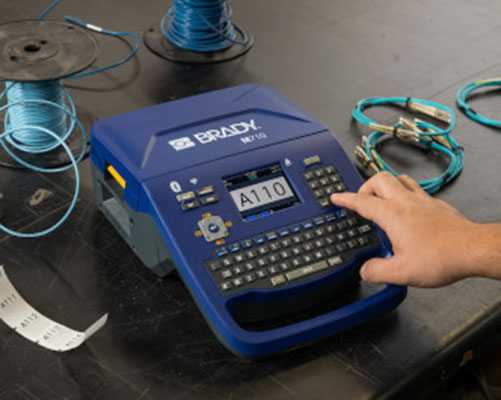 Drukowanie na drukarce etykiet M710 za pomocą aplikacji mobilnej w telefonie.