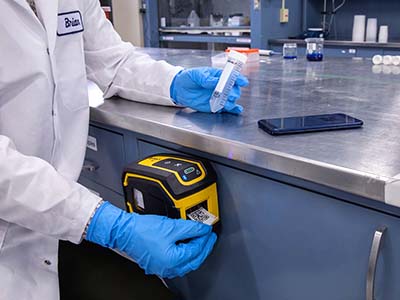 Drukarka etykiet M211 jest wygodnie podłączona do stanowiska laboratoryjnego.