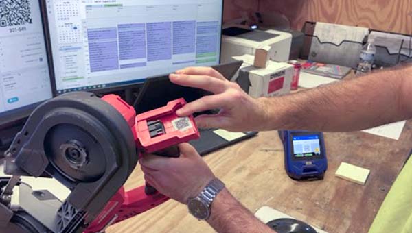 Osoba wskazuje etykietę na narzędziu.