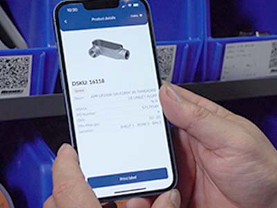 Osoba drukująca etykiety za pomocą własnej aplikacji mobilnej.