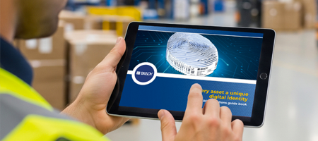 Pracownik przeglądający przewodnik na tablecie