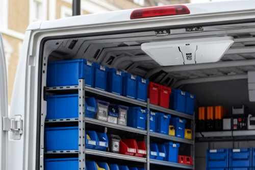 stacjonarny czytnik RFID w samochodzie dostawczym