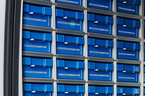 aplikacja etykiet RFID z obrazem hełmów ratowniczych i hełmów ochronnych do celów śledzenia aktywów